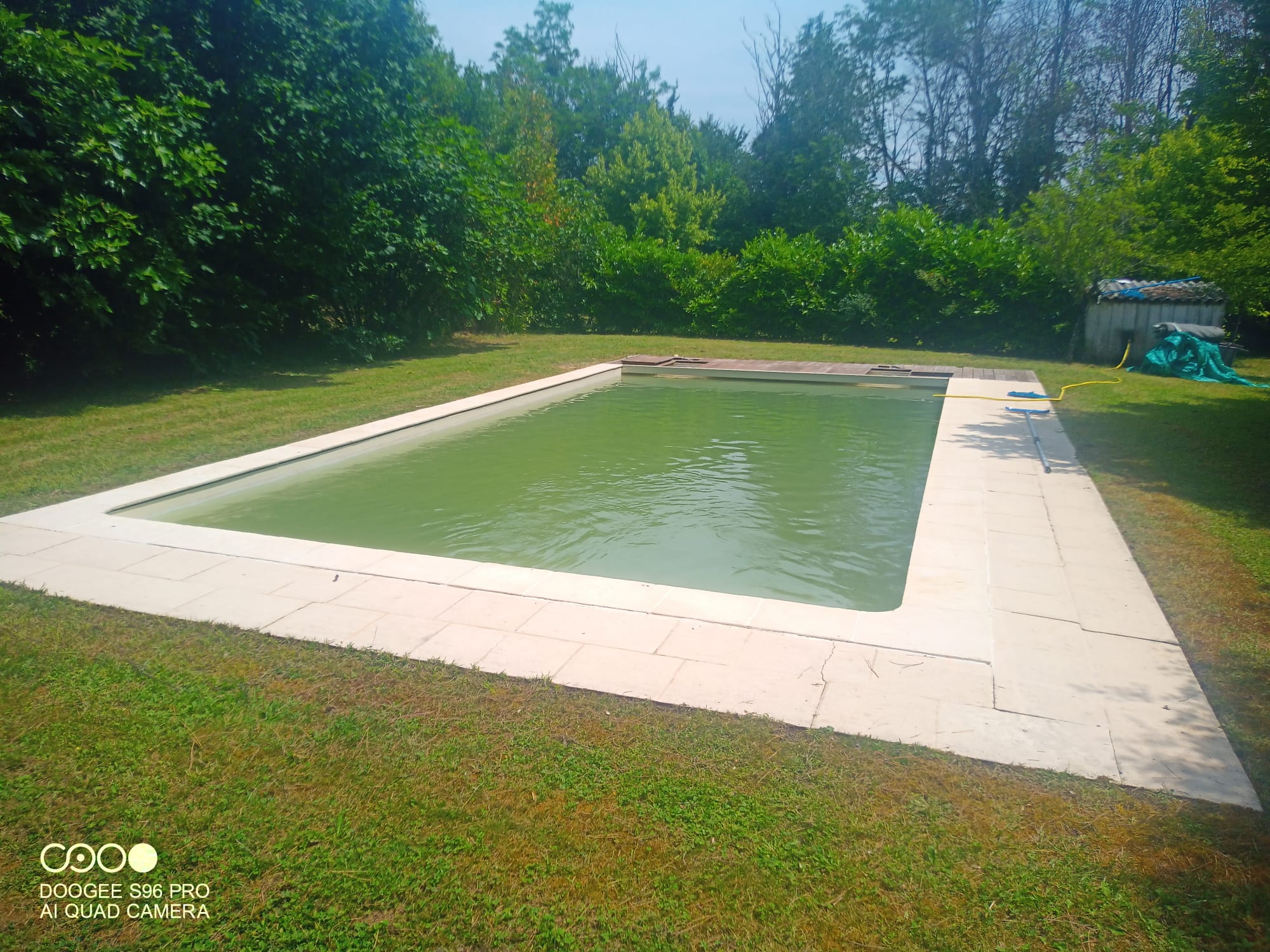 Piscine bleue après déverdissement